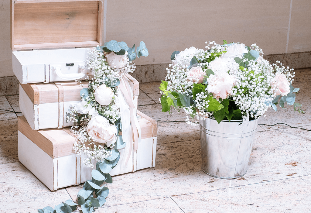 hochzeitsgeschenk box und weißer Strauß Blumen