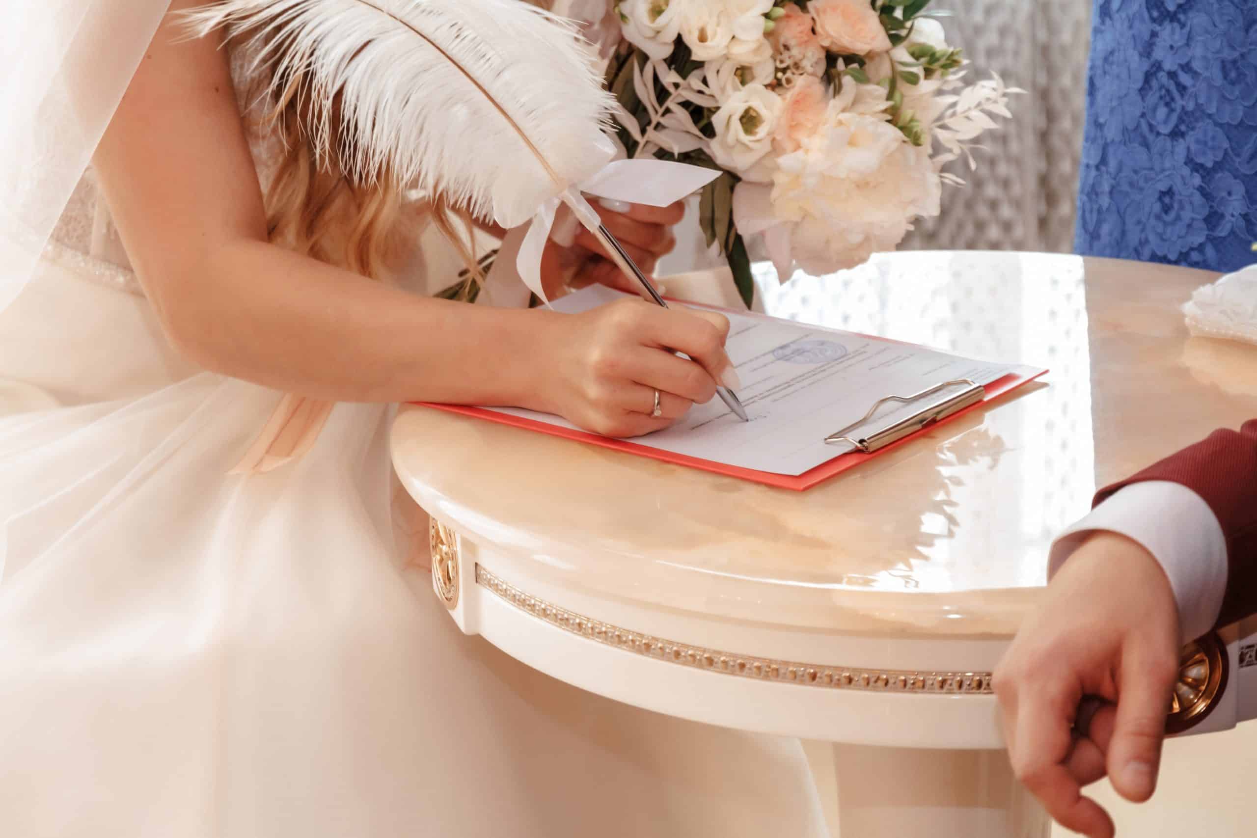 Unterschrift bei einer Hochzeit im Standesamt