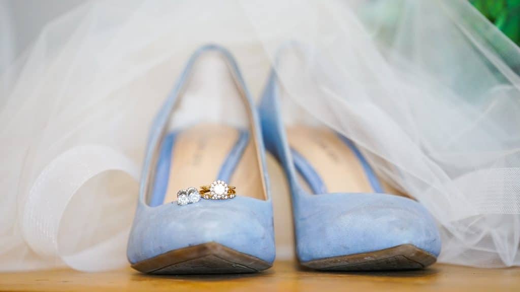 Blaue Brautschuhe unter einem Hochzeitskleid