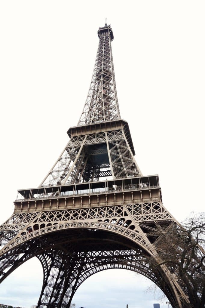 Der Pariser Eiffelturm, Aufnahme vom Boden