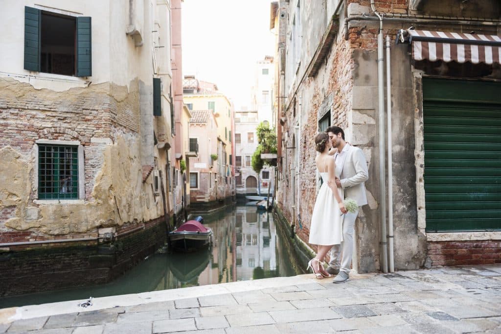 Ein Brautpaar in Venedig küsst sich
