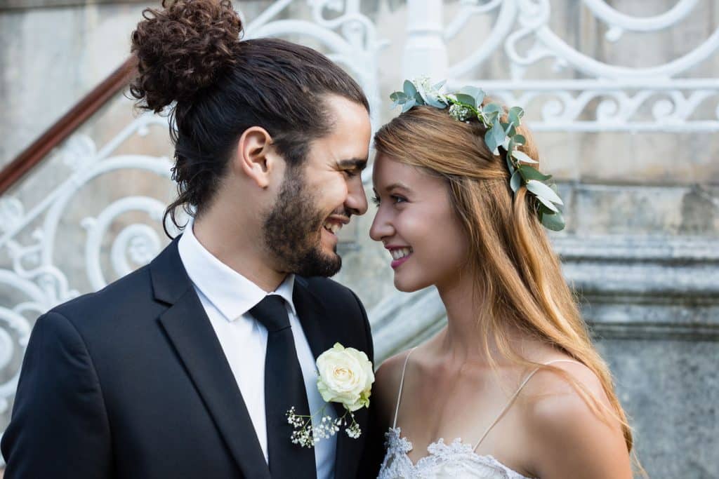 Hochzeitspaar (Mann mit haarband-fixiertem Haar mit hübscher langhaariger Braut