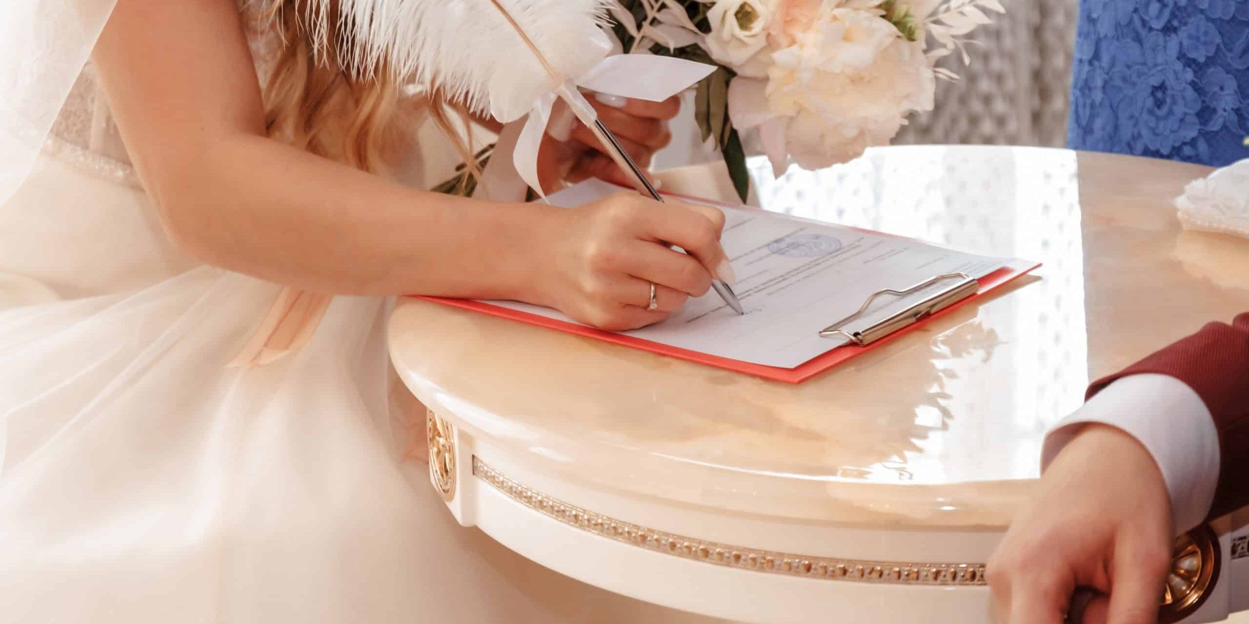 Unterschrift bei einer Hochzeit im Standesamt