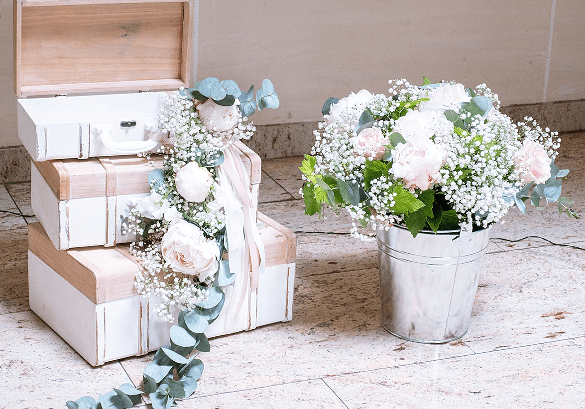 hochzeitsgeschenk box und weißer Strauß Blumen