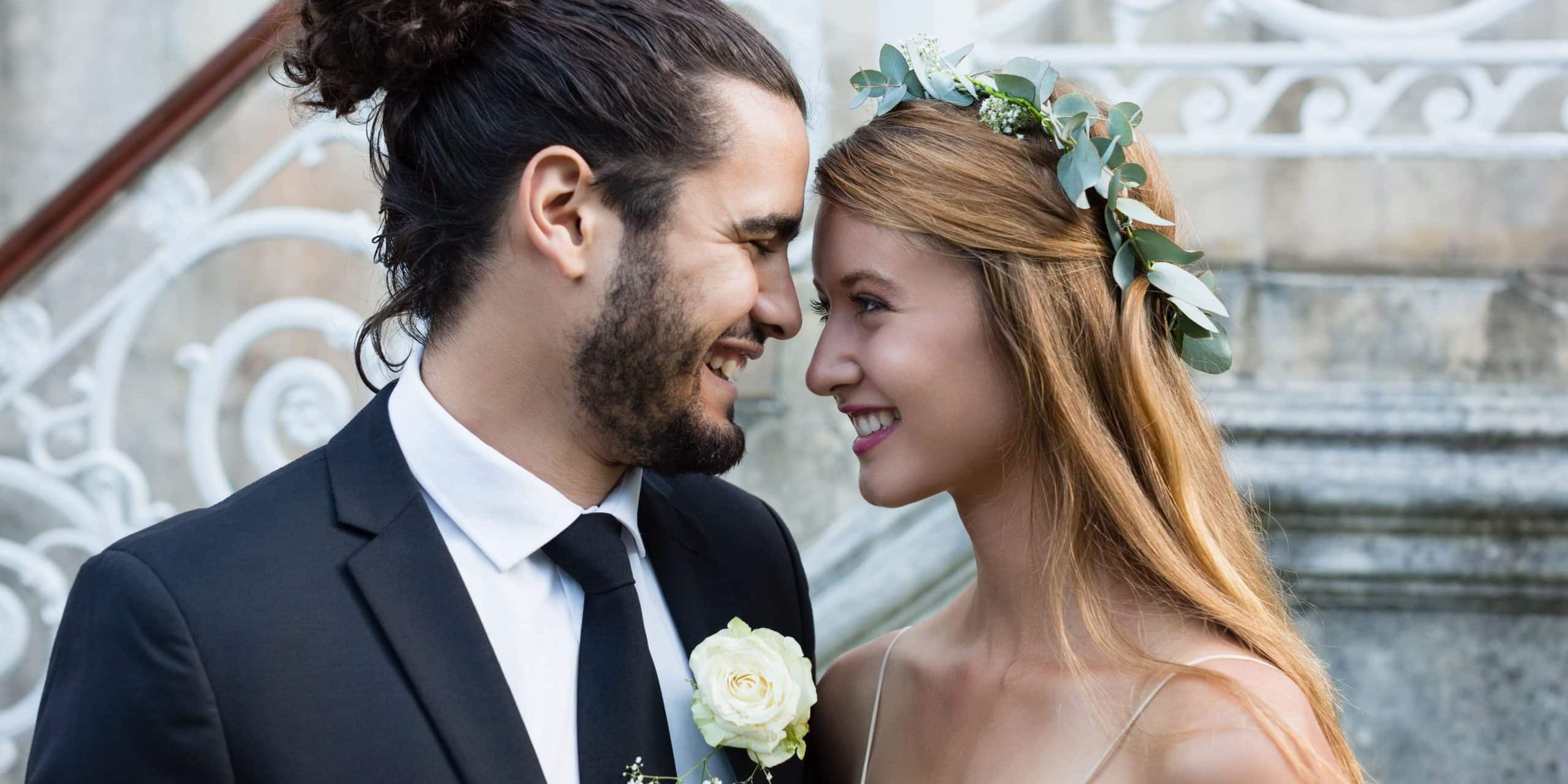 Hochzeitspaar (Mann mit haarband-fixiertem Haar mit hübscher langhaariger Braut