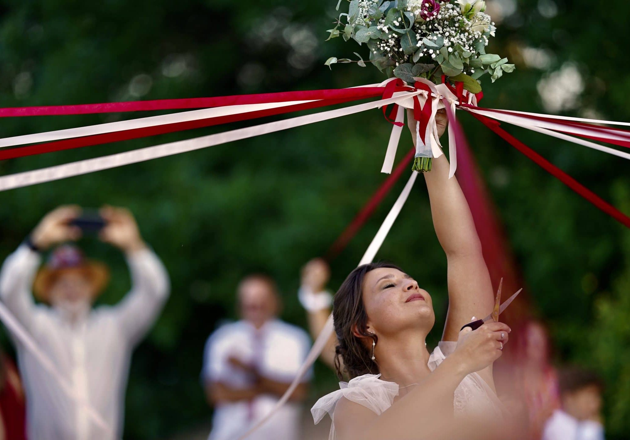 wedding-game-to-win-the-bride-s-bouquet-2022-03-01-08-05-34-utc
