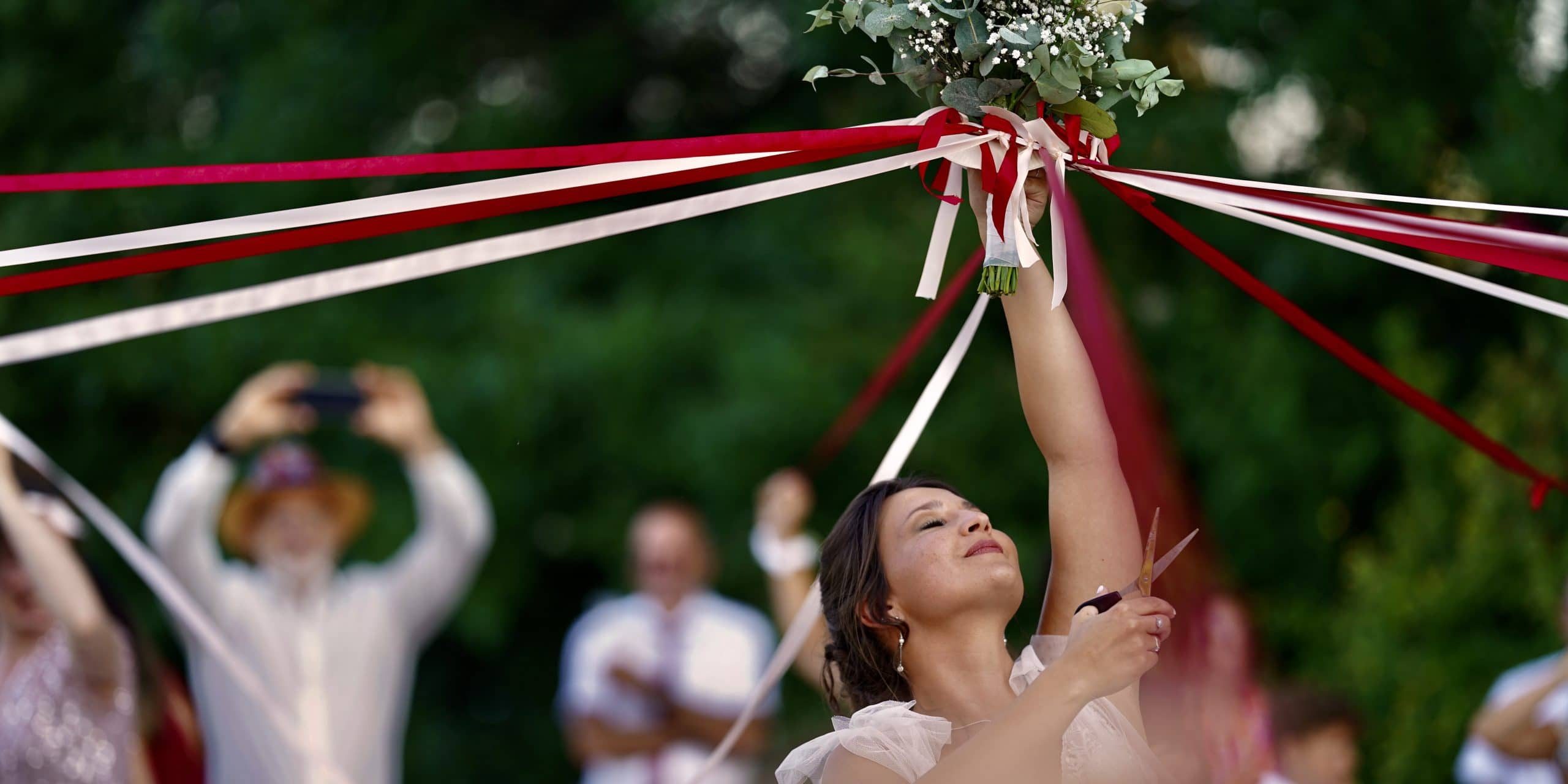 wedding-game-to-win-the-bride-s-bouquet-2022-03-01-08-05-34-utc